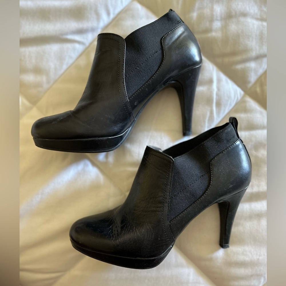 ADRIENNE VITTADINI Black Heeled Bootie. SO COMFY!